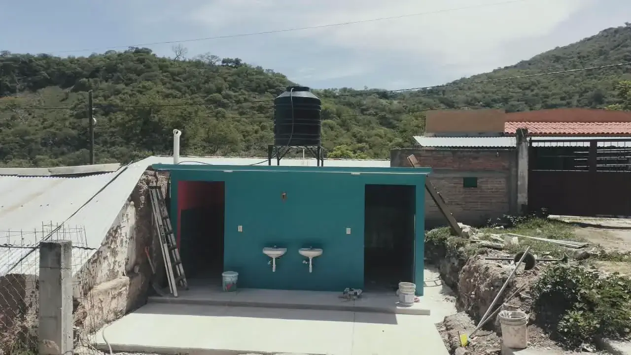 Módulo de baños con lavabos exteriores en Oxtoyahualco