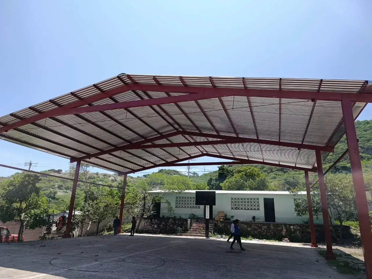 Techumbre de estructura metálica sobre cancha en Agua Zarca